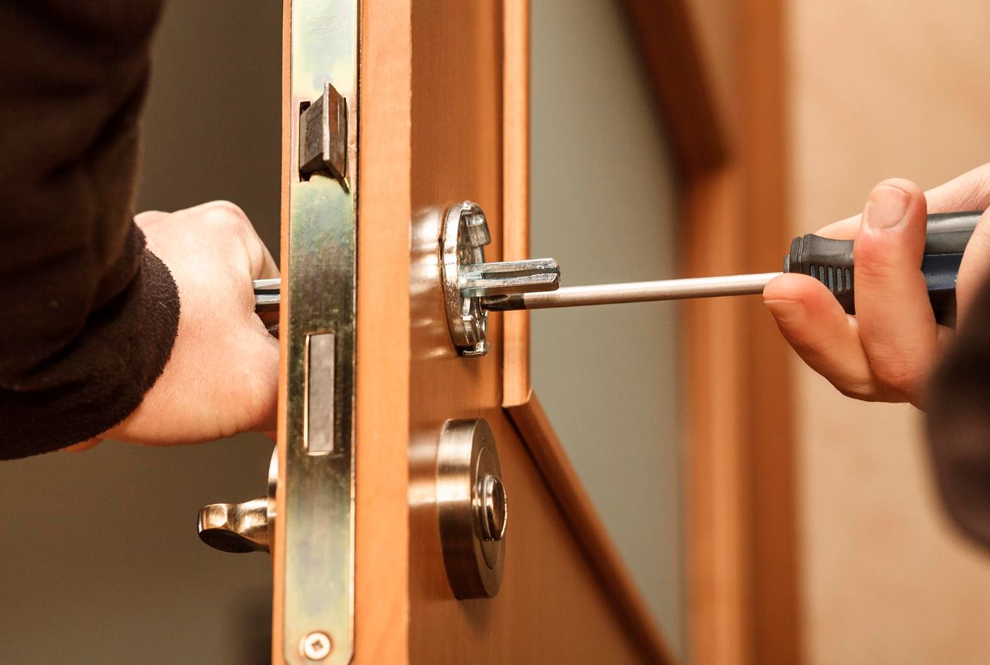 Riparazione della serratura di una porta interna